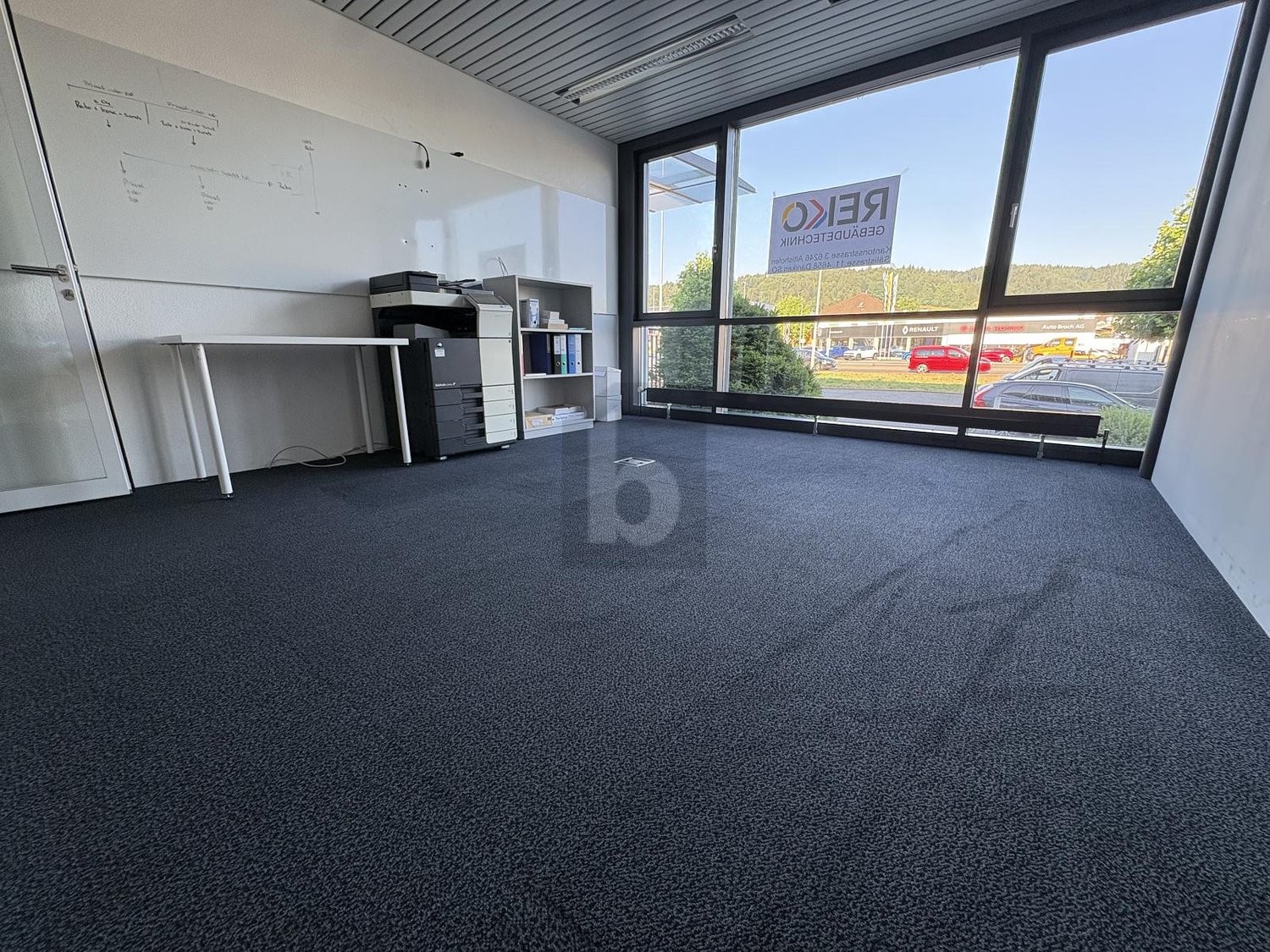 220m² office