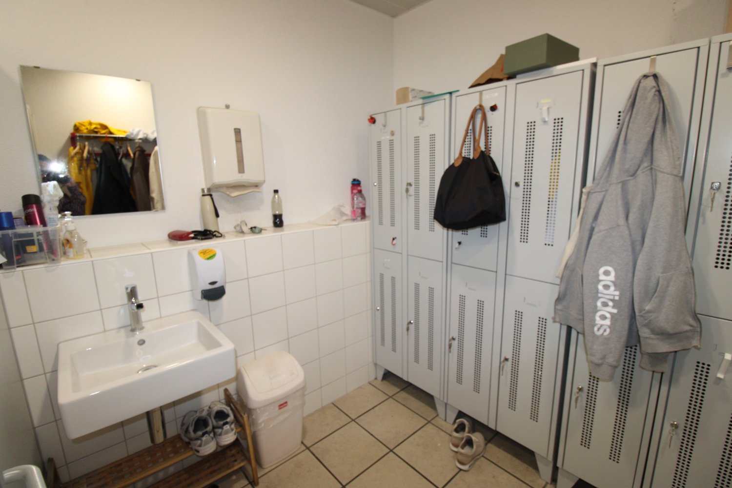 253m² shop