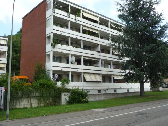 Place de parc souterrain
Nous louons des places de parking en garage souterrain pour CHF 110.00 par mois, immédiatement ou à convenir. Pour les locataires qui ne résident pas dans l'immeuble, une TVA de 8.1% sera facturée en sus.
En cas d'intérêt, vous pouvez nous contacter par téléphone.