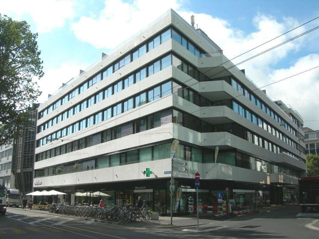 121m² shop