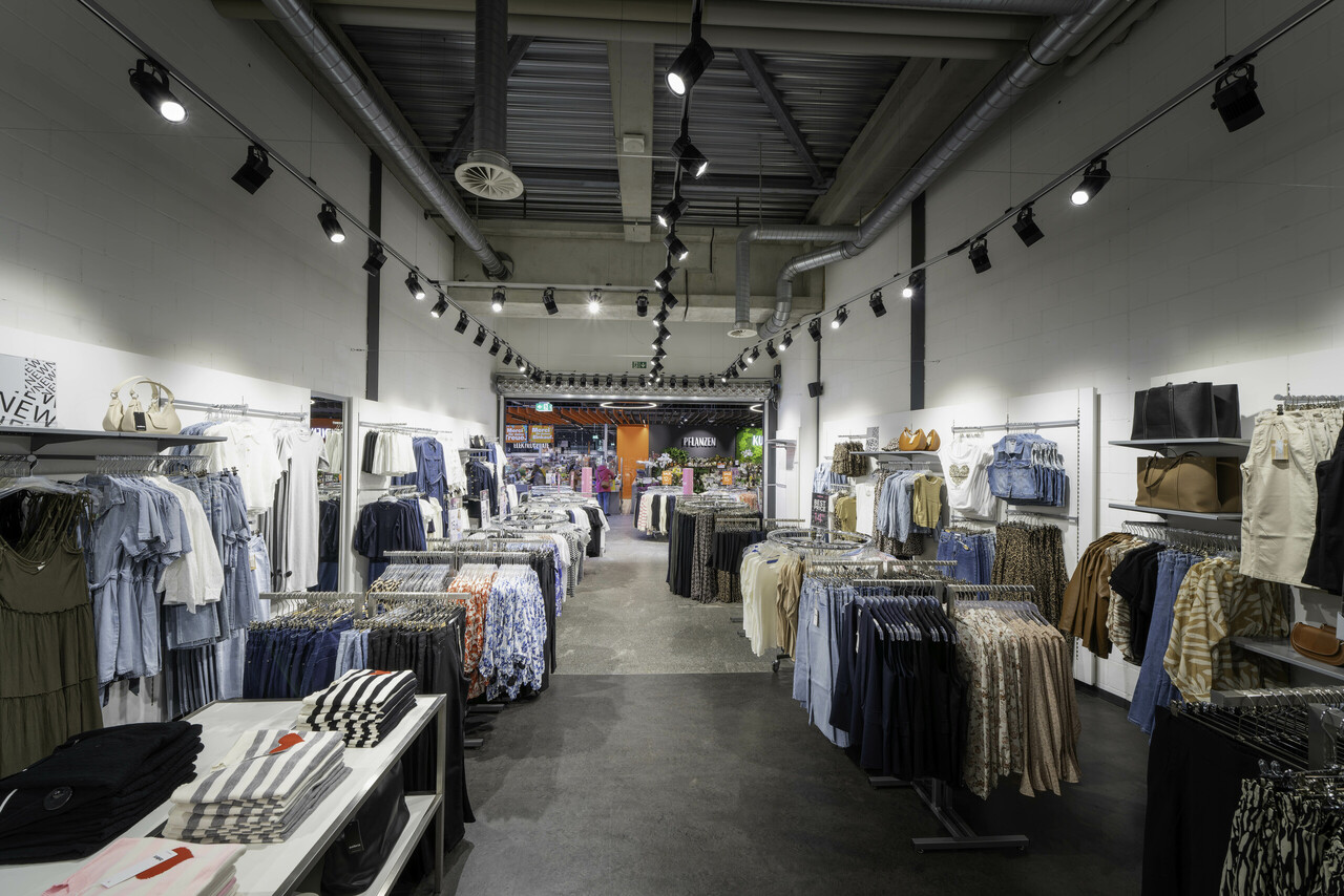 160m² shop