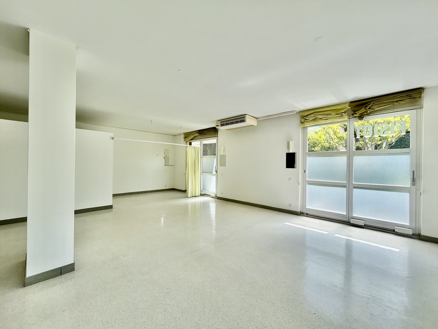 148m² bâtiment résidentiel / commercial, photo 2 sur 8