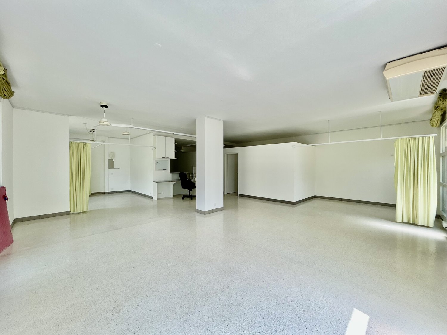 148m² bâtiment résidentiel / commercial, photo 1 sur 8