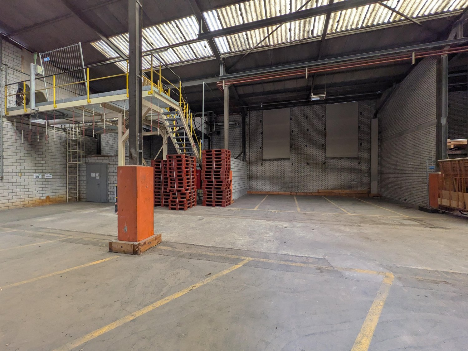 300m² storage room