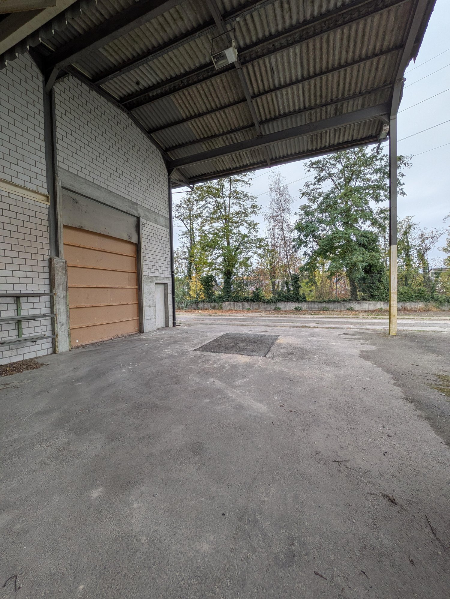 300m² storage room