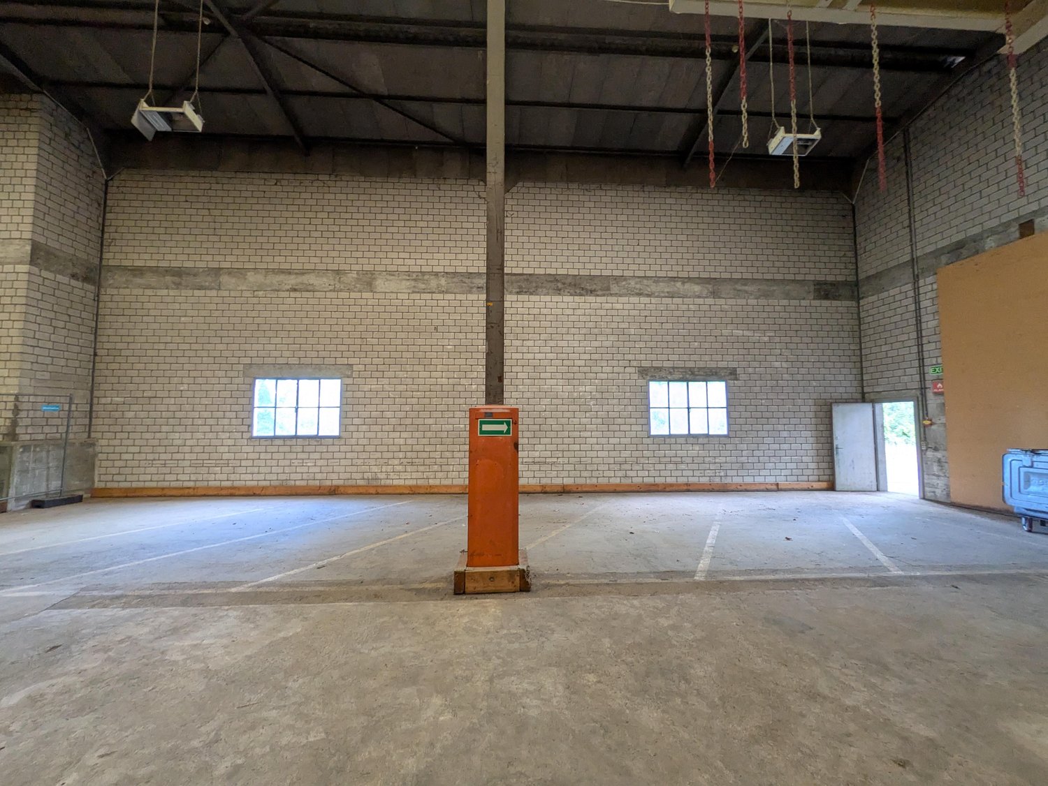 300m² storage room