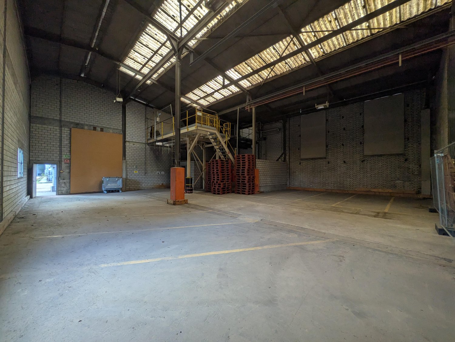 300m² storage room