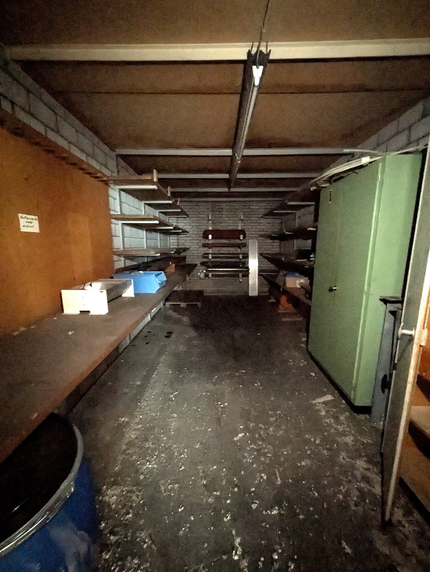 300m² storage room