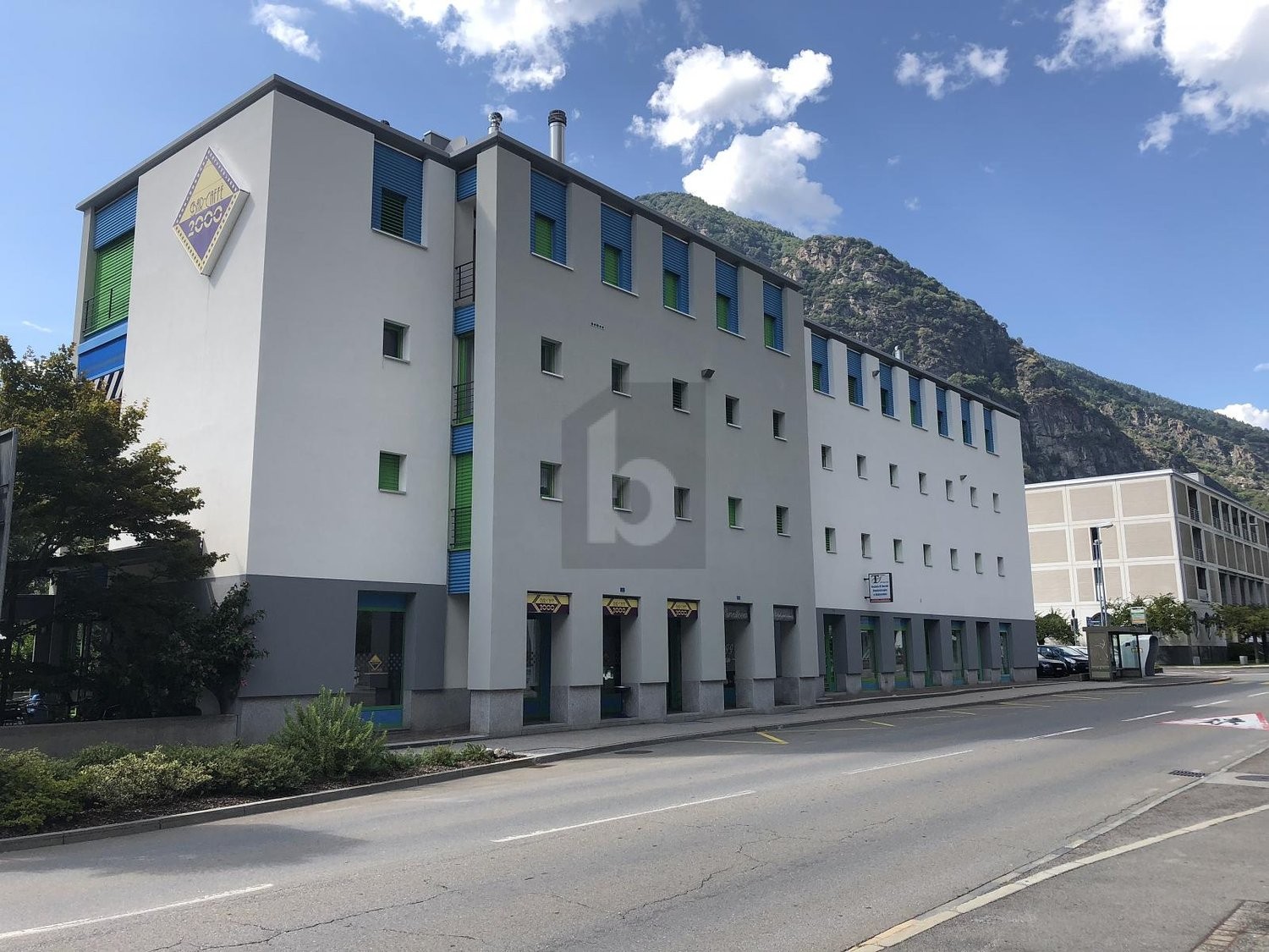 102m² shop