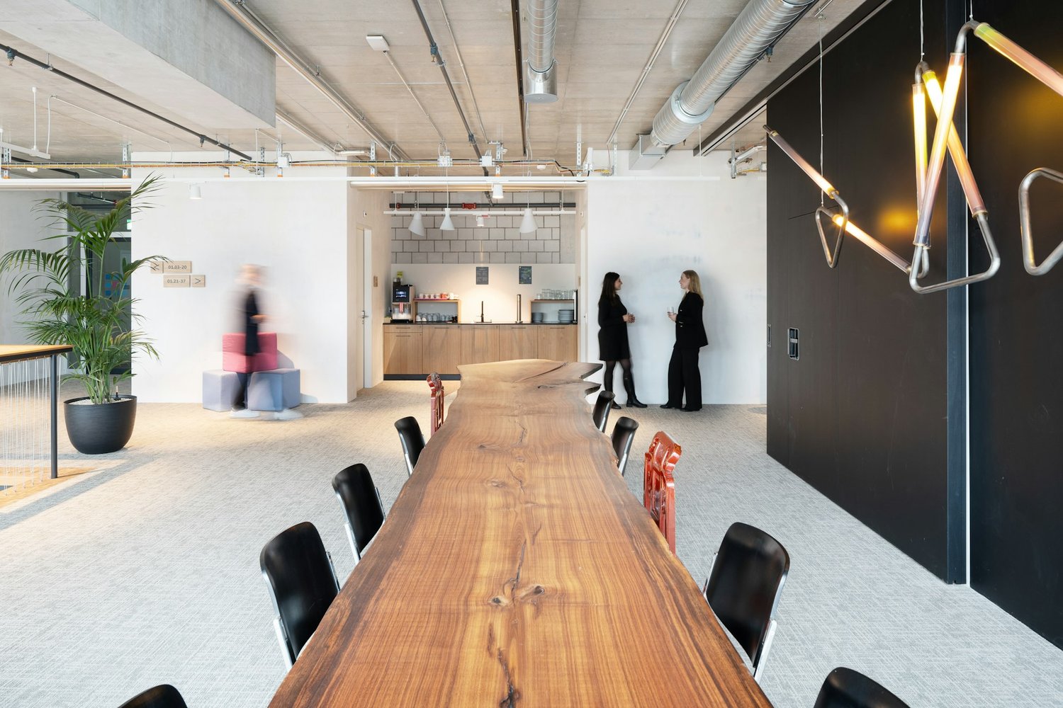 720m² office