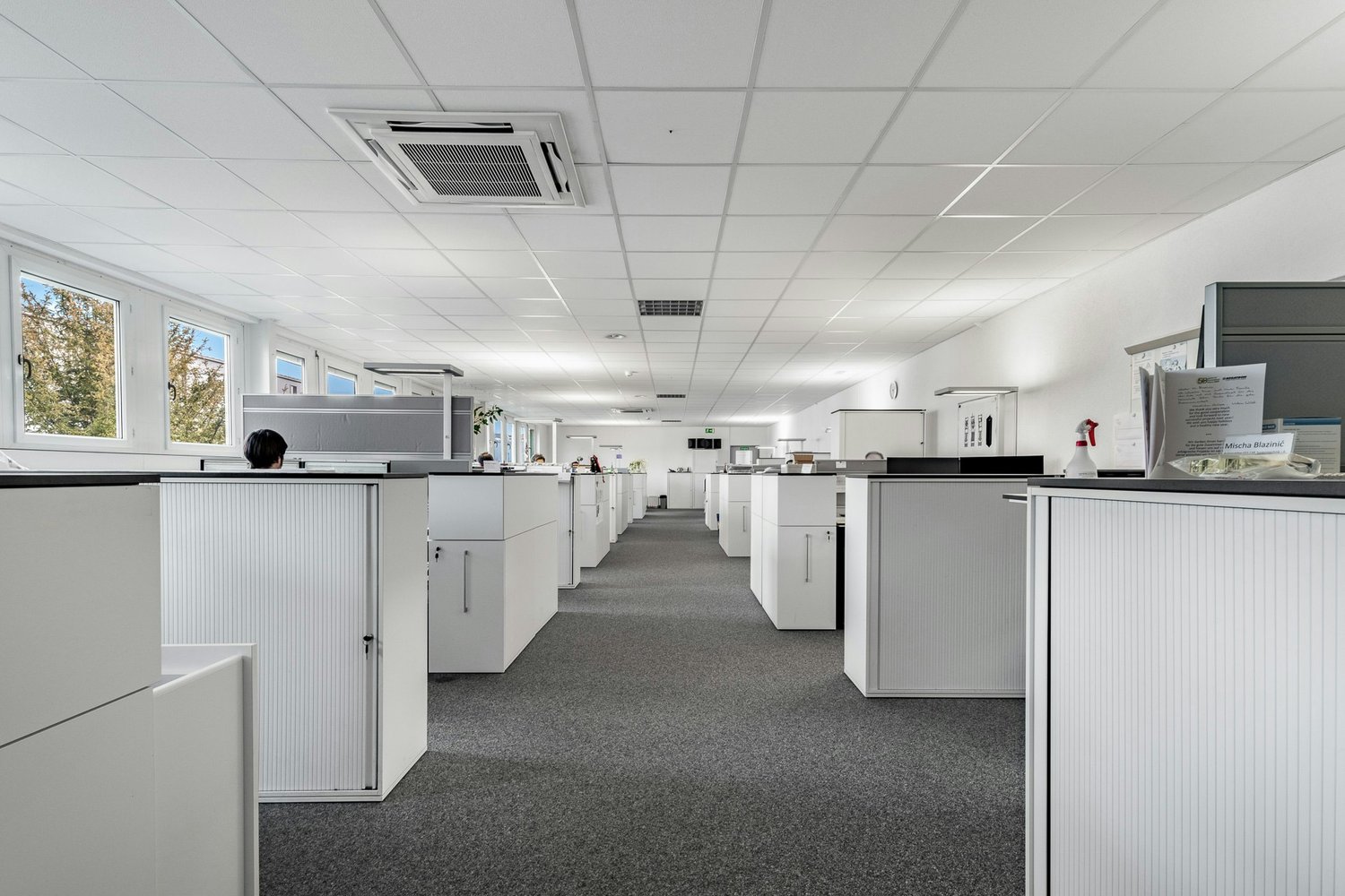 1010m² office
