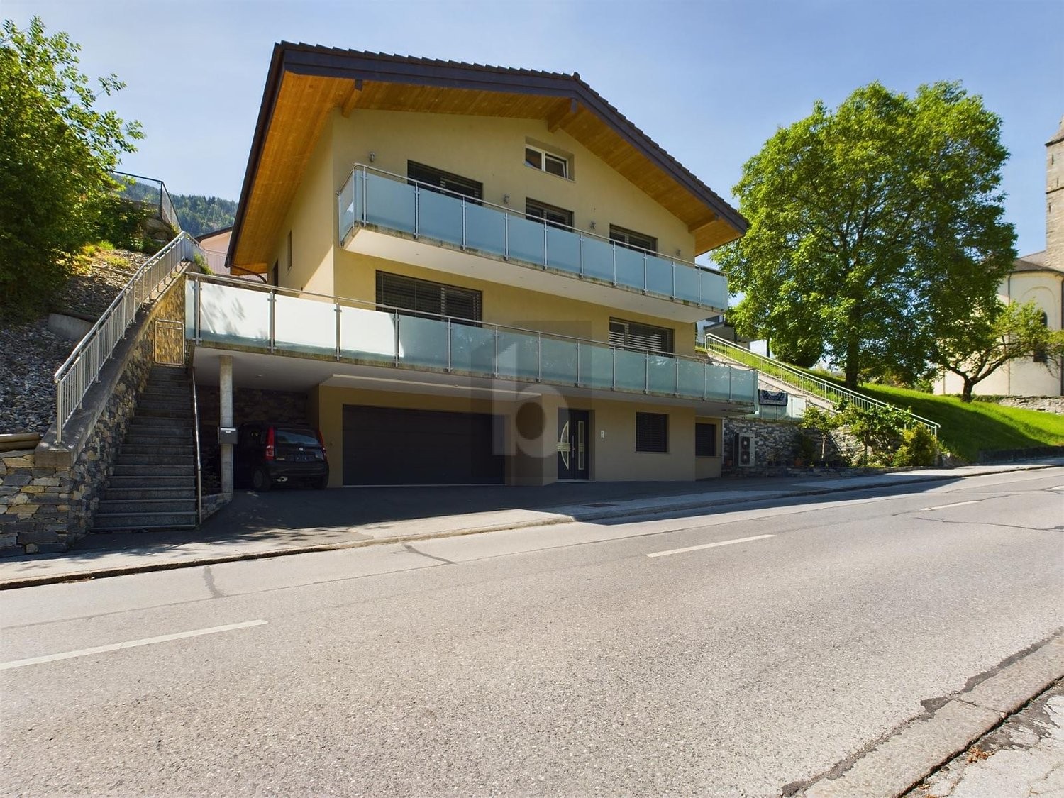 8 ½ Zimmer Einfamilienhaus, Foto 2 von 4