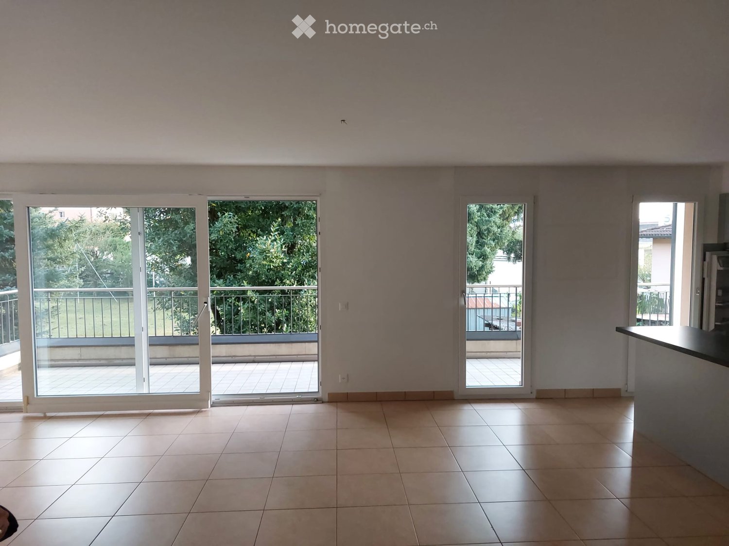 3.5-Zimmer-Wohnung, in der Nähe des Bahnhofs und der Postauto-Haltestelle gelegen.
Befindet sich in einem Gebäude mit 6 Wohnungen, bestehend aus zwei Zimmern, zwei Bädern, Küche mit Insel, grosser Terrasse und einem geräumigen Keller, Waschküche zur Mitbenutzung.
Im Preis enthalten ist eine Nebenkos