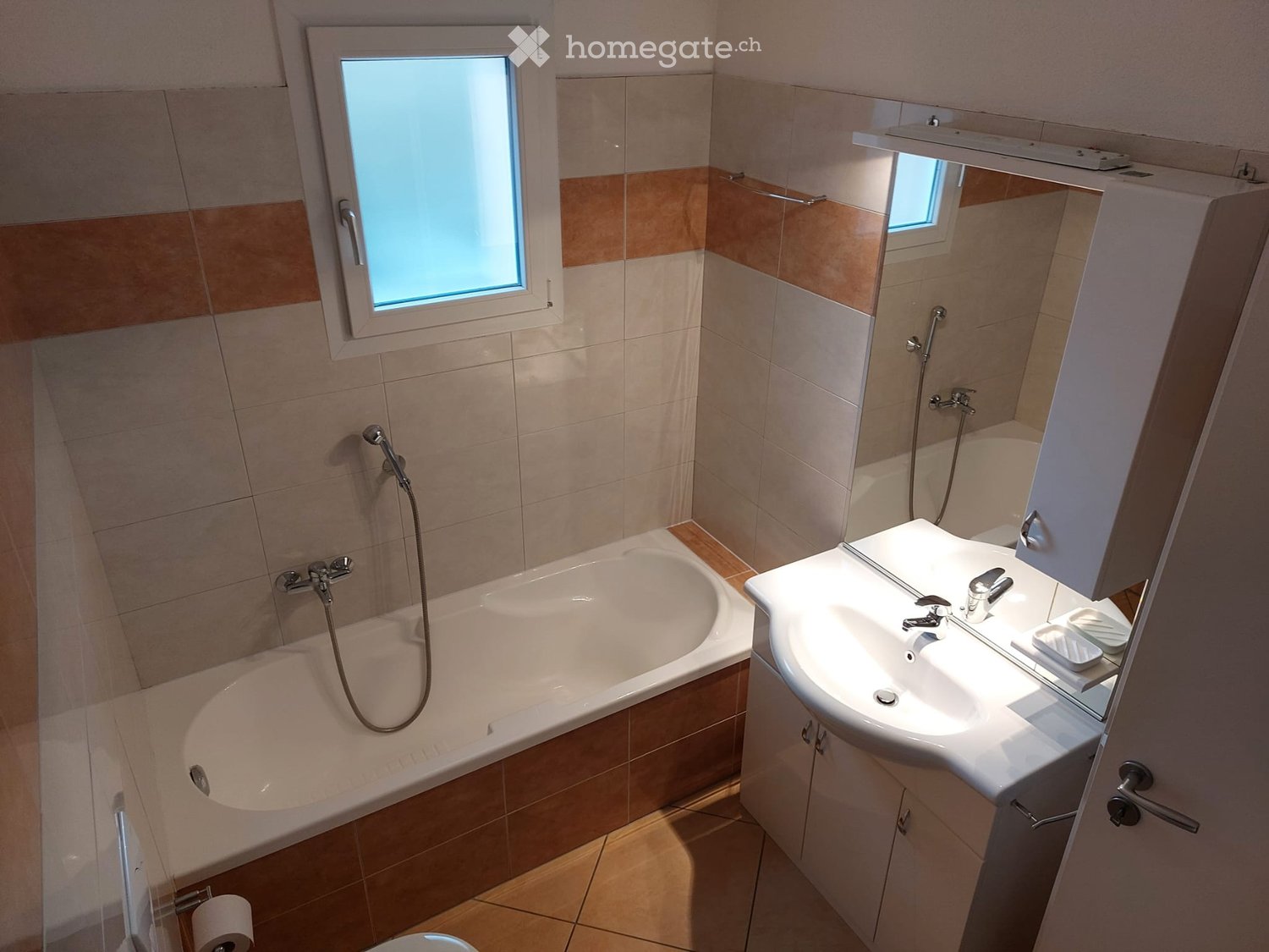 3.5-Zimmer-Wohnung, in der Nähe des Bahnhofs und der Postauto-Haltestelle gelegen.
Befindet sich in einem Gebäude mit 6 Wohnungen, bestehend aus zwei Zimmern, zwei Bädern, Küche mit Insel, grosser Terrasse und einem geräumigen Keller, Waschküche zur Mitbenutzung.
Im Preis enthalten ist eine Nebenkos