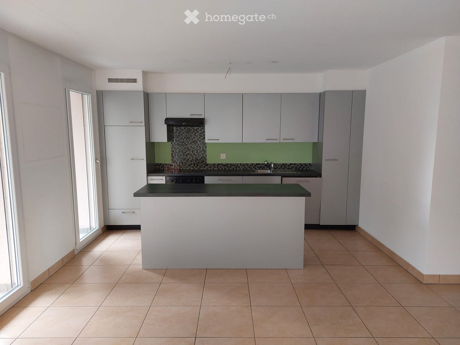 3.5-Zimmer-Wohnung, in der Nähe des Bahnhofs und der Postauto-Haltestelle gelegen.
Befindet sich in einem Gebäude mit 6 Wohnungen, bestehend aus zwei Zimmern, zwei Bädern, Küche mit Insel, grosser Terrasse und einem geräumigen Keller, Waschküche zur Mitbenutzung.
Im Preis enthalten ist eine Nebenkos