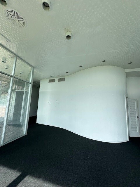 73m² shop