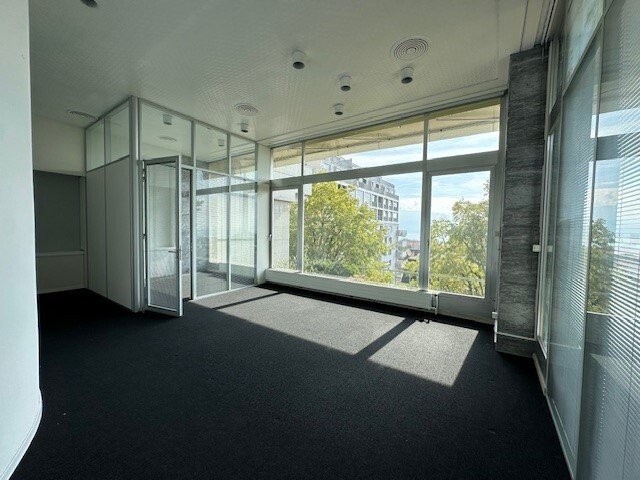 73m² shop