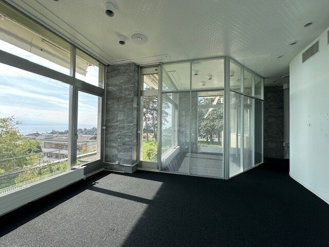 73m² shop