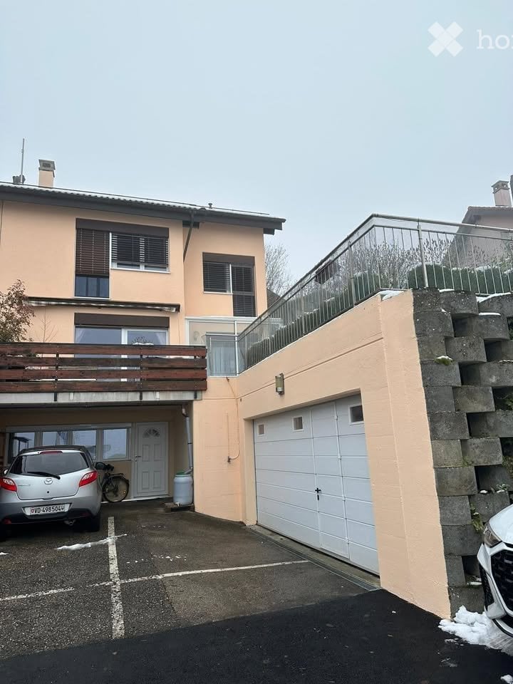 4 ½ Zimmer Wohnung
4,5 sonnige Zimmer im Duplex in einer Doppelhaushälfte in Etagnières. Ruhig und im Grünen. Die Wohnung, charmant und atypisch, verfügt über:
3 Zimmer von guter Grösse (2 grosse und ein kleineres)
Küche, klein aber gut ausgestattet (mit Geschirrspüler)
Wohn-/Esszimmer unter Dac, Foto 2 von 5
