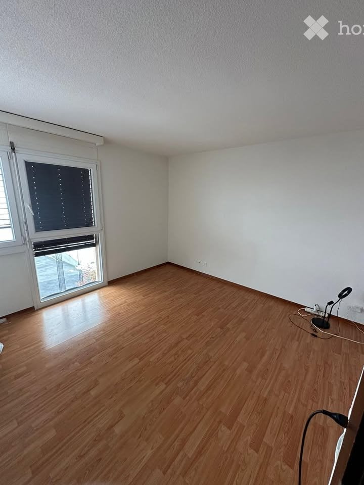 4 ½ Zimmer Wohnung
4,5 sonnige Zimmer im Duplex in einer Doppelhaushälfte in Etagnières. Ruhig und im Grünen. Die Wohnung, charmant und atypisch, verfügt über:
3 Zimmer von guter Grösse (2 grosse und ein kleineres)
Küche, klein aber gut ausgestattet (mit Geschirrspüler)
Wohn-/Esszimmer unter Dac, Foto 1 von 5