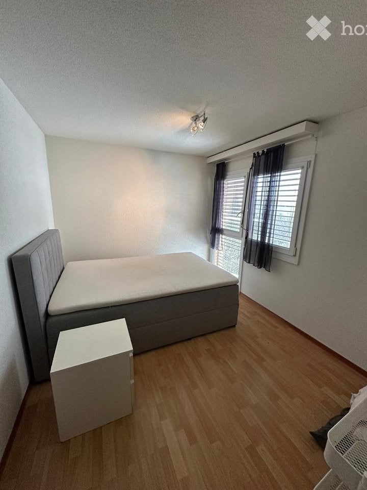 4 ½ Zimmer Wohnung
4,5 sonnige Zimmer im Duplex in einer Doppelhaushälfte in Etagnières. Ruhig und im Grünen. Die Wohnung, charmant und atypisch, verfügt über:
3 Zimmer von guter Grösse (2 grosse und ein kleineres)
Küche, klein aber gut ausgestattet (mit Geschirrspüler)
Wohn-/Esszimmer unter Dac, Foto 5 von 5
