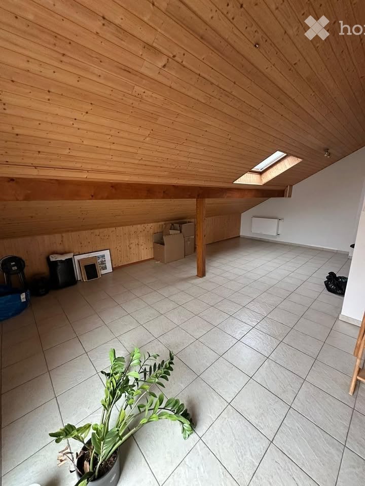 4 ½ Zimmer Wohnung
4,5 sonnige Zimmer im Duplex in einer Doppelhaushälfte in Etagnières. Ruhig und im Grünen. Die Wohnung, charmant und atypisch, verfügt über:
3 Zimmer von guter Grösse (2 grosse und ein kleineres)
Küche, klein aber gut ausgestattet (mit Geschirrspüler)
Wohn-/Esszimmer unter Dac, Foto 3 von 5