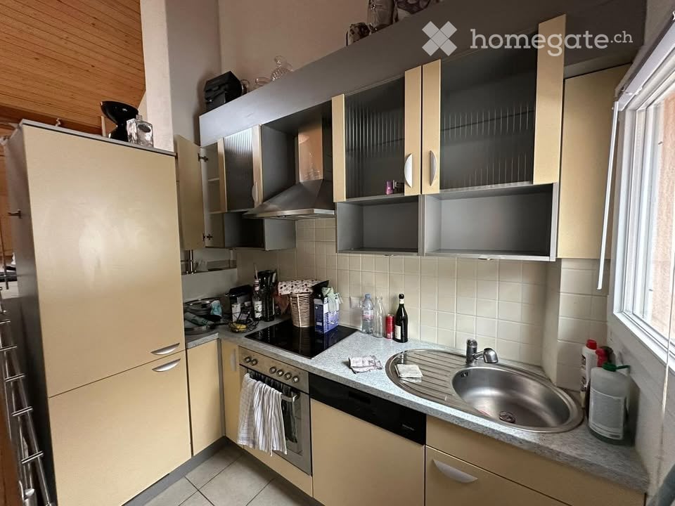 4 ½ Zimmer Wohnung
4,5 sonnige Zimmer im Duplex in einer Doppelhaushälfte in Etagnières. Ruhig und im Grünen. Die Wohnung, charmant und atypisch, verfügt über:
3 Zimmer von guter Grösse (2 grosse und ein kleineres)
Küche, klein aber gut ausgestattet (mit Geschirrspüler)
Wohn-/Esszimmer unter Dac, Foto 4 von 5