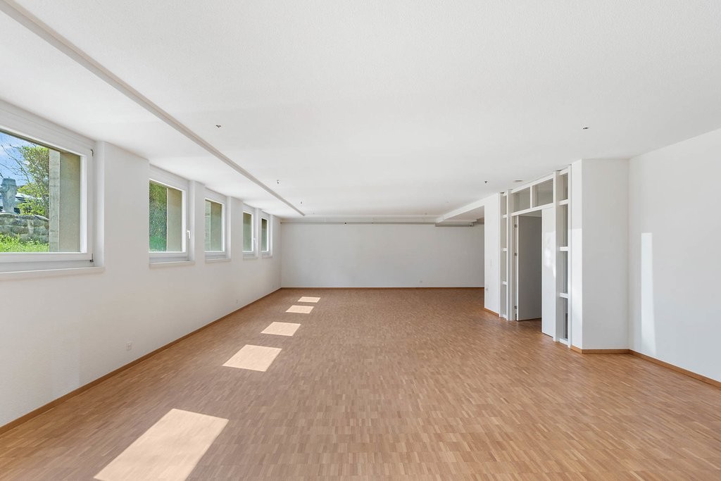 122m² commerciale","description":"La superficie commerciale si trova in una posizione centrale e a soli un minuto a piedi dalla stazione di Schwerzenbach.

Potrete godere dei seguenti comfort:

- Pavimento in parquet
- WC separato (piano terra), lavabo nell'oggetto in affitto (seminterrato)
- Zona d