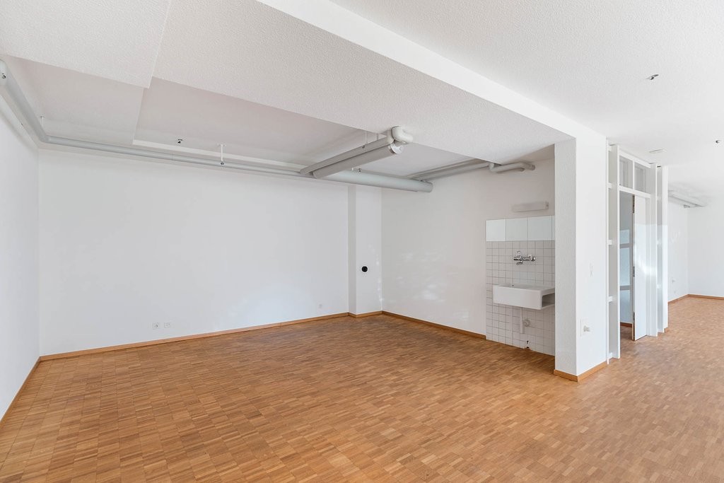 122m² commerciale","description":"La superficie commerciale si trova in una posizione centrale e a soli un minuto a piedi dalla stazione di Schwerzenbach.

Potrete godere dei seguenti comfort:

- Pavimento in parquet
- WC separato (piano terra), lavabo nell'oggetto in affitto (seminterrato)
- Zona d