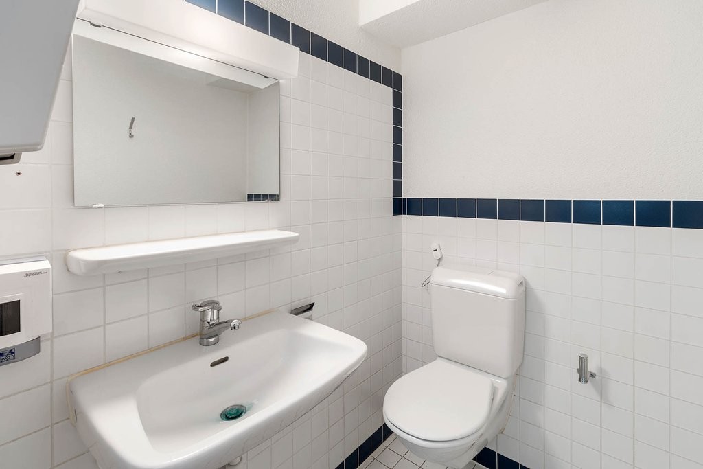 122m² commerciale","description":"La superficie commerciale si trova in una posizione centrale e a soli un minuto a piedi dalla stazione di Schwerzenbach.

Potrete godere dei seguenti comfort:

- Pavimento in parquet
- WC separato (piano terra), lavabo nell'oggetto in affitto (seminterrato)
- Zona d