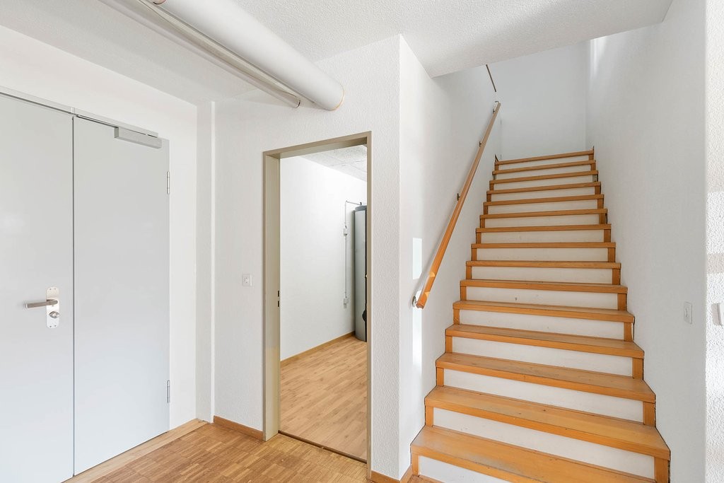 122m² commerciale","description":"La superficie commerciale si trova in una posizione centrale e a soli un minuto a piedi dalla stazione di Schwerzenbach.

Potrete godere dei seguenti comfort:

- Pavimento in parquet
- WC separato (piano terra), lavabo nell'oggetto in affitto (seminterrato)
- Zona d
