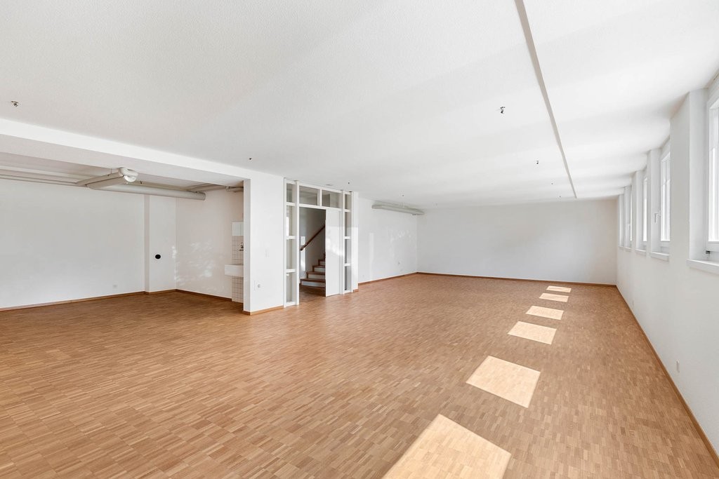 122m² commerciale","description":"La superficie commerciale si trova in una posizione centrale e a soli un minuto a piedi dalla stazione di Schwerzenbach.

Potrete godere dei seguenti comfort:

- Pavimento in parquet
- WC separato (piano terra), lavabo nell'oggetto in affitto (seminterrato)
- Zona d