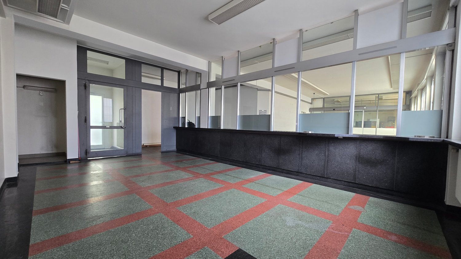 190m² commercial