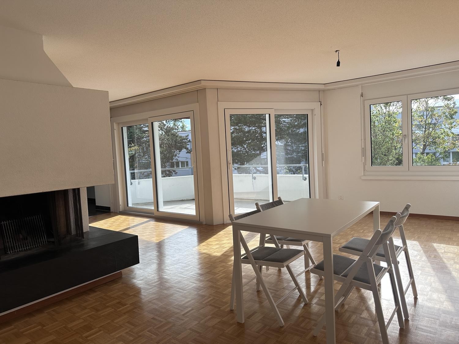 Chambre dans une colocation

Nous pouvons louer cette chambre simplement meublée dans une colocation à Zürich Witikon jusqu'à la **fin septembre 2027**. Il y aura deux autres locataires vivant dans l'appartement. Les charges et le Wifi sont inclus dans le prix du loyer. Si vous êtes intéressé, veuil
