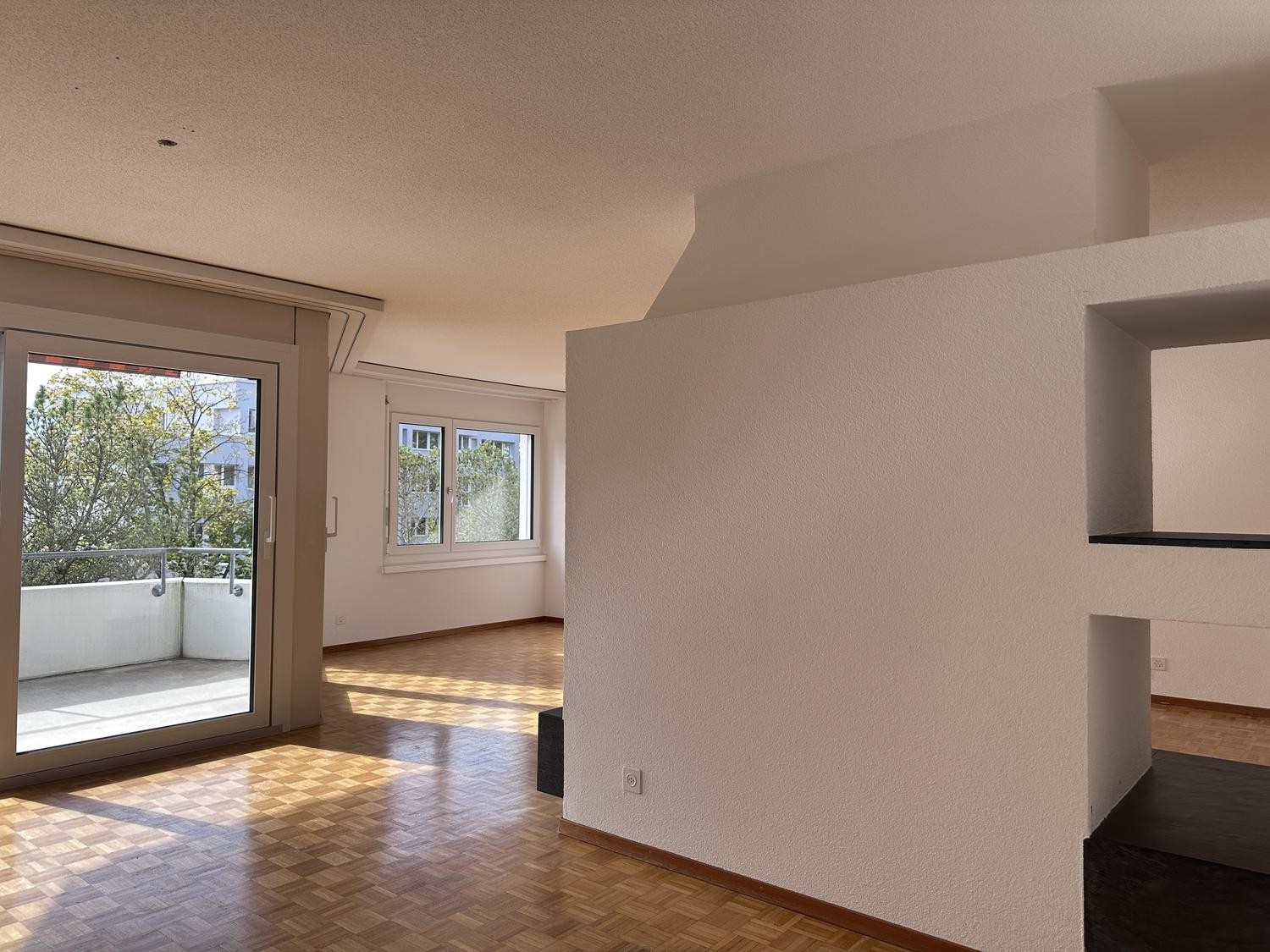 Chambre dans une colocation

Nous pouvons louer cette chambre simplement meublée dans une colocation à Zürich Witikon jusqu'à la **fin septembre 2027**. Il y aura deux autres locataires vivant dans l'appartement. Les charges et le Wifi sont inclus dans le prix du loyer. Si vous êtes intéressé, veuil