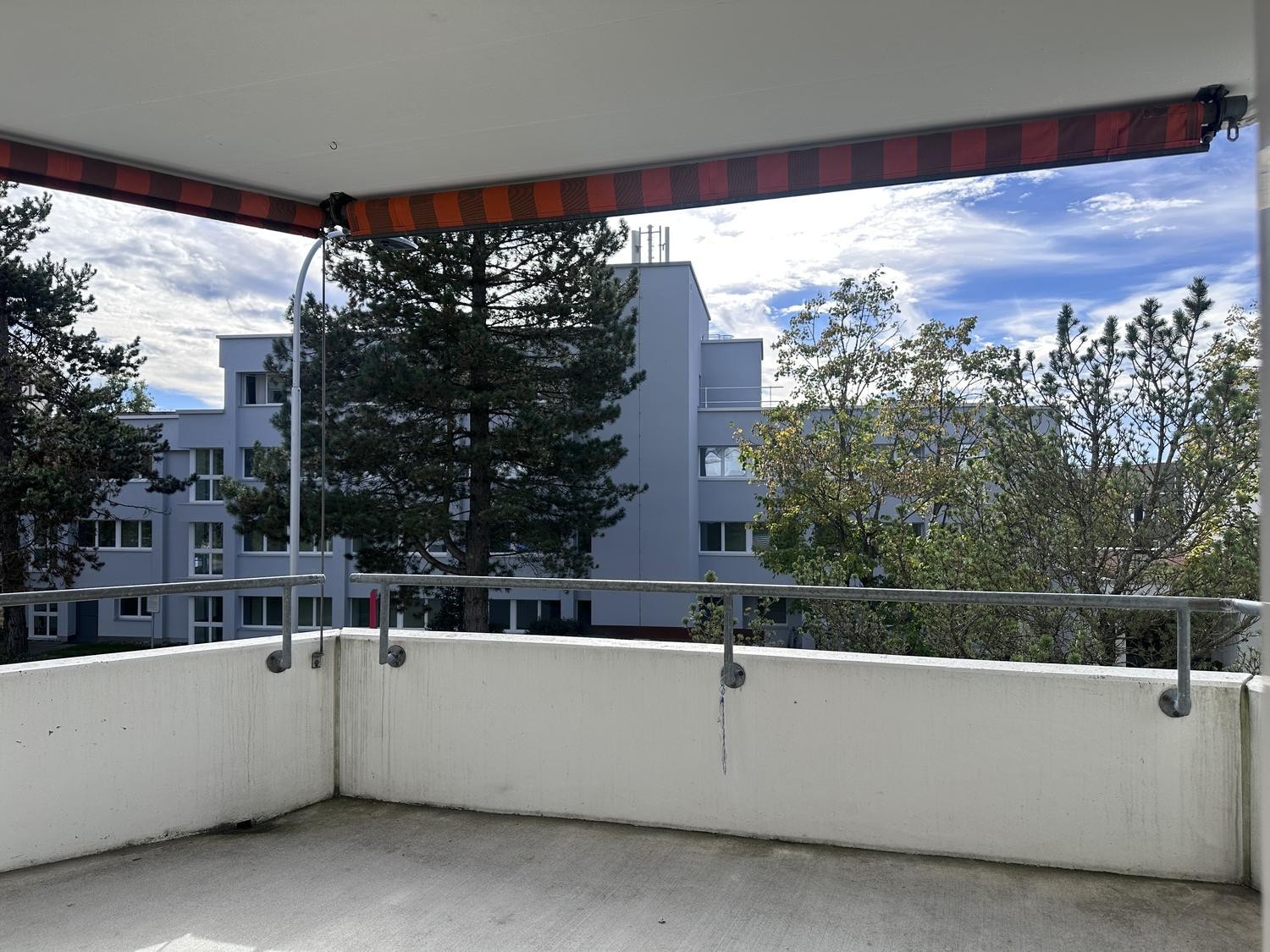 Chambre dans une colocation

Nous pouvons louer cette chambre simplement meublée dans une colocation à Zürich Witikon jusqu'à la **fin septembre 2027**. Il y aura deux autres locataires vivant dans l'appartement. Les charges et le Wifi sont inclus dans le prix du loyer. Si vous êtes intéressé, veuil