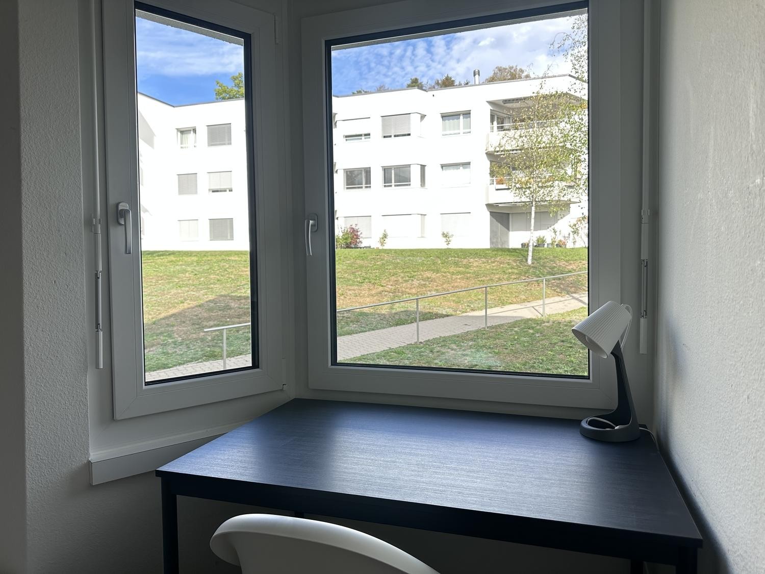 Chambre dans une colocation

Nous pouvons louer cette chambre simplement meublée dans une colocation à Zürich Witikon jusqu'à la **fin septembre 2027**. Il y aura deux autres locataires vivant dans l'appartement. Les charges et le Wifi sont inclus dans le prix du loyer. Si vous êtes intéressé, veuil
