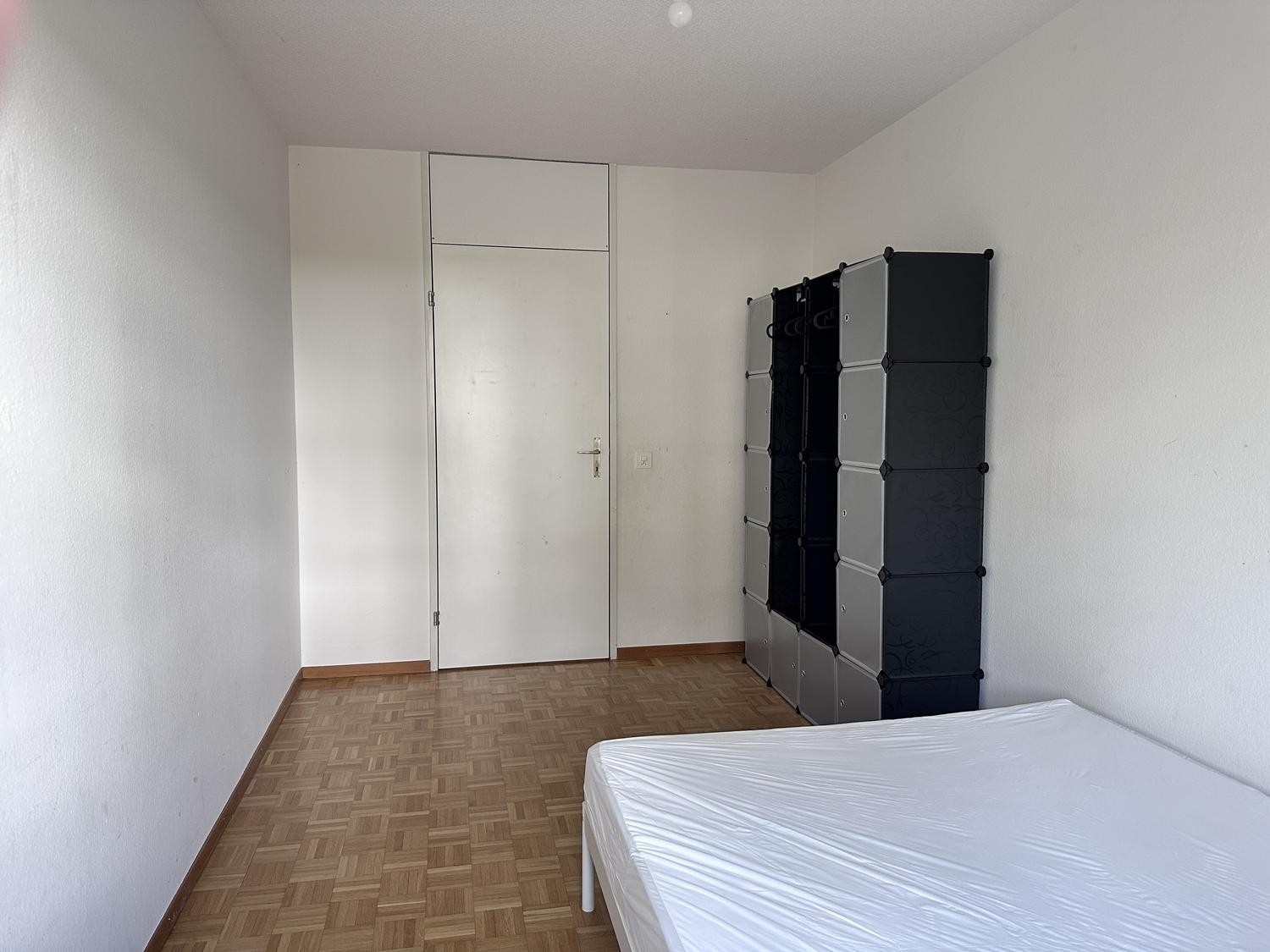 Chambre dans une colocation

Nous pouvons louer cette chambre simplement meublée dans une colocation à Zürich Witikon jusqu'à la **fin septembre 2027**. Il y aura deux autres locataires vivant dans l'appartement. Les charges et le Wifi sont inclus dans le prix du loyer. Si vous êtes intéressé, veuil