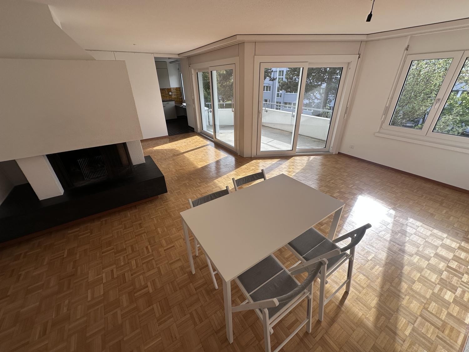 Chambre dans une colocation

Nous pouvons louer cette chambre simplement meublée dans une colocation à Zürich Witikon jusqu'à la **fin septembre 2027**. Il y aura deux autres locataires vivant dans l'appartement. Les charges et le Wifi sont inclus dans le prix du loyer. Si vous êtes intéressé, veuil