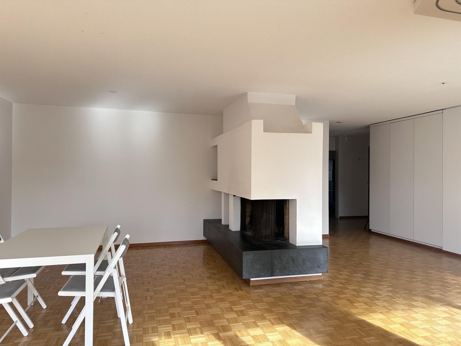 Chambre dans une colocation

Nous pouvons louer cette chambre simplement meublée dans une colocation à Zürich Witikon jusqu'à la **fin septembre 2027**. Il y aura deux autres locataires vivant dans l'appartement. Les charges et le Wifi sont inclus dans le prix du loyer. Si vous êtes intéressé, veuil