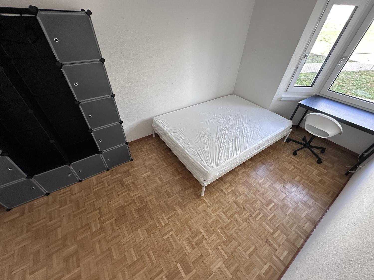 Chambre dans une colocation

Nous pouvons louer cette chambre simplement meublée dans une colocation à Zürich Witikon jusqu'à la **fin septembre 2027**. Il y aura deux autres locataires vivant dans l'appartement. Les charges et le Wifi sont inclus dans le prix du loyer. Si vous êtes intéressé, veuil