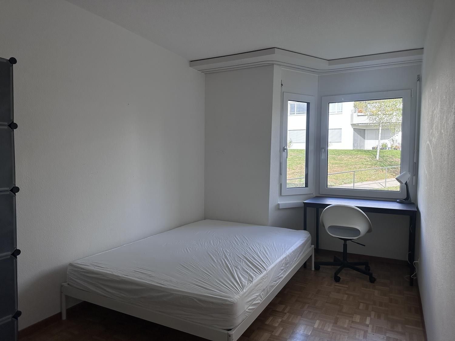 Chambre dans une colocation

Nous pouvons louer cette chambre simplement meublée dans une colocation à Zürich Witikon jusqu'à la **fin septembre 2027**. Il y aura deux autres locataires vivant dans l'appartement. Les charges et le Wifi sont inclus dans le prix du loyer. Si vous êtes intéressé, veuil