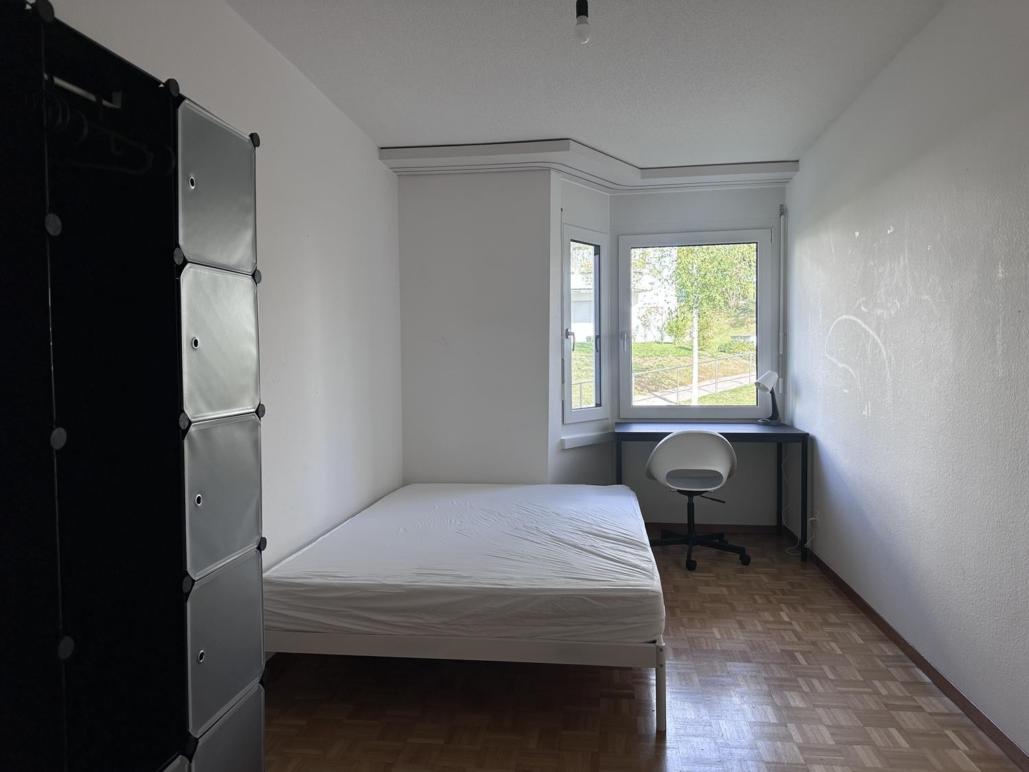 Chambre dans une colocation

Nous pouvons louer cette chambre simplement meublée dans une colocation à Zürich Witikon jusqu'à la **fin septembre 2027**. Il y aura deux autres locataires vivant dans l'appartement. Les charges et le Wifi sont inclus dans le prix du loyer. Si vous êtes intéressé, veuil