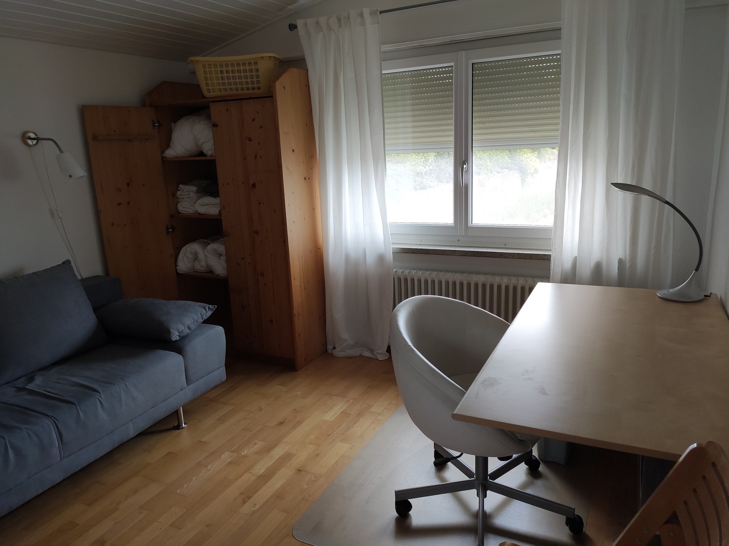 Chambre dans une colocation
Chambre meublée pour le mois d'août (la dernière semaine de juillet est également possible) dans une colocation avec un couple + chien.
Selon la demande, je suis prêt à sous-louer pour une période plus courte à un prix réduit à déterminer. Dans tous les cas, je demande , photo 2 sur 6