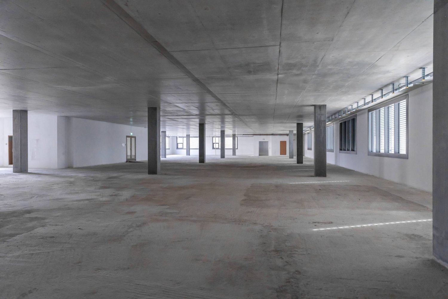 900m² office