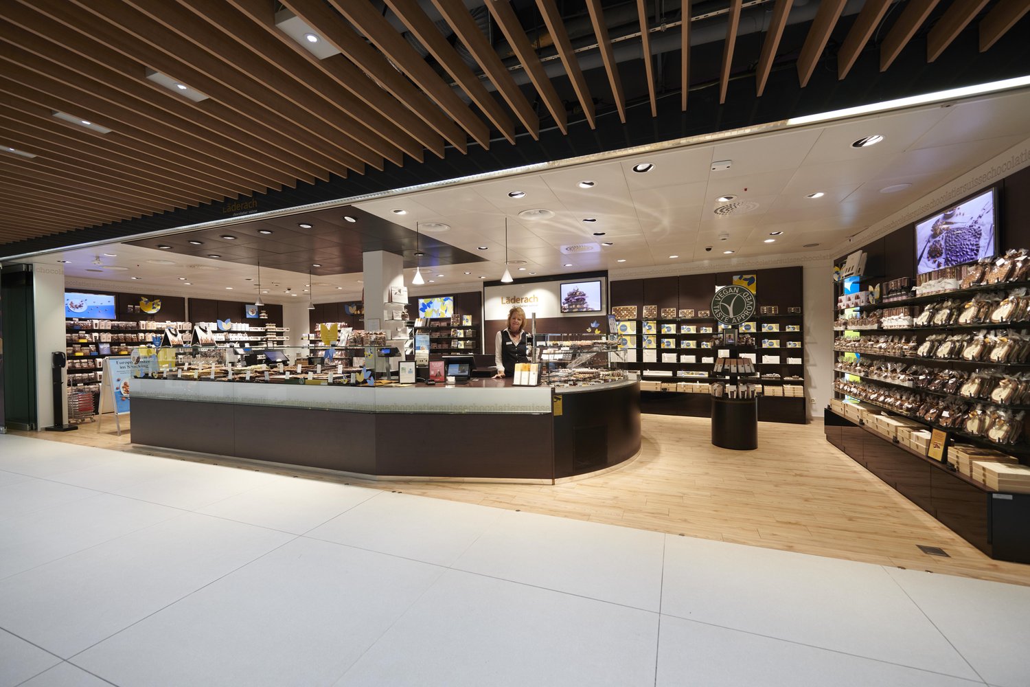 82m² shop