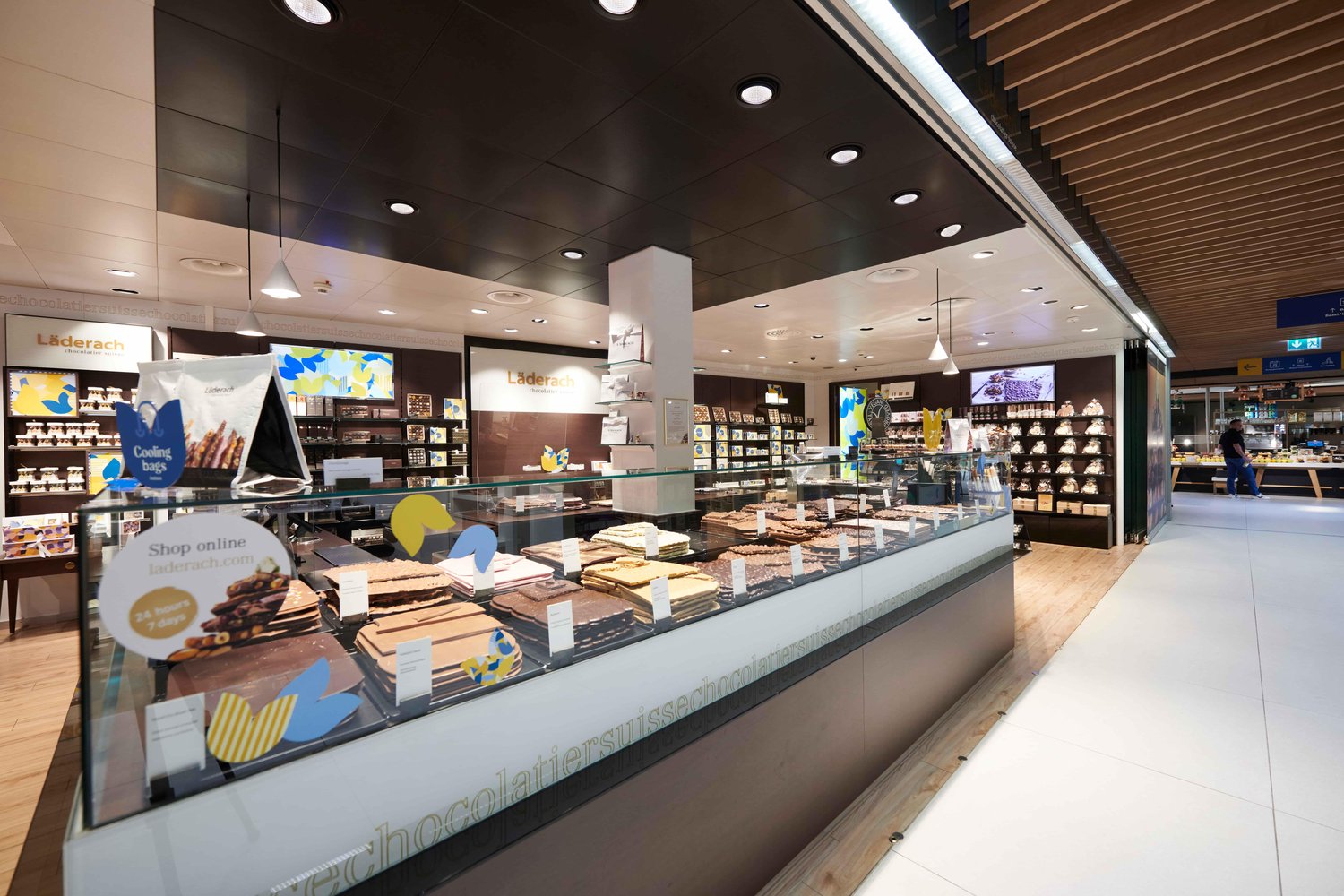 82m² shop