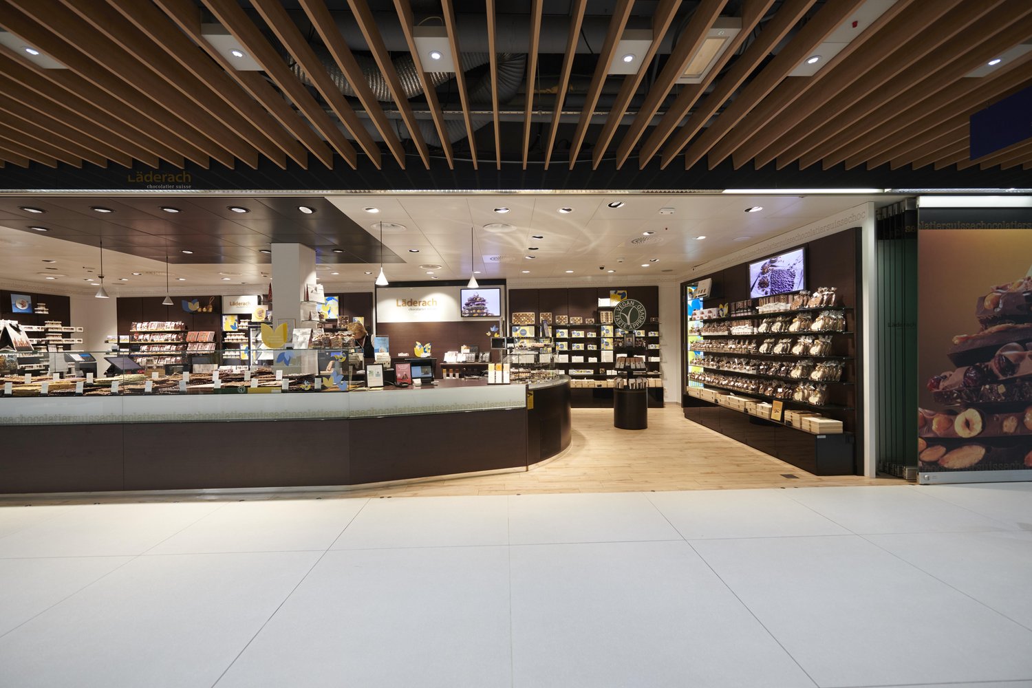 82m² shop