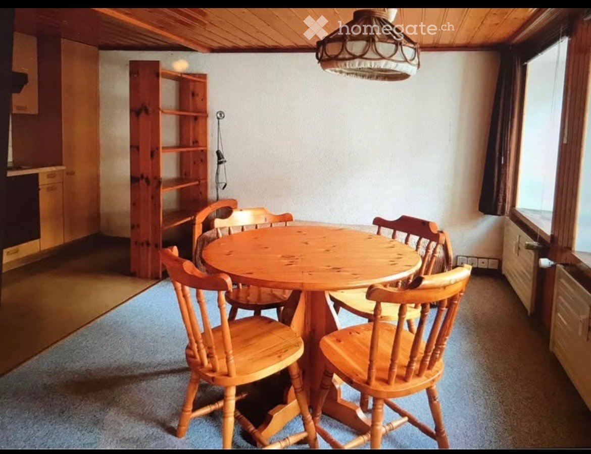 Studio arredato in affitto a Meiringen!
Indirizzo: Eisenbolgenstrasse 43, 3860 Meiringen
Disponibile dal 2 febbraio 2027 o su accordo
Questo studio arredato al piano terra si trova in una posizione centrale e tuttavia tranquilla a Meiringen.
Il centro del villaggio così come le possibilità di ac