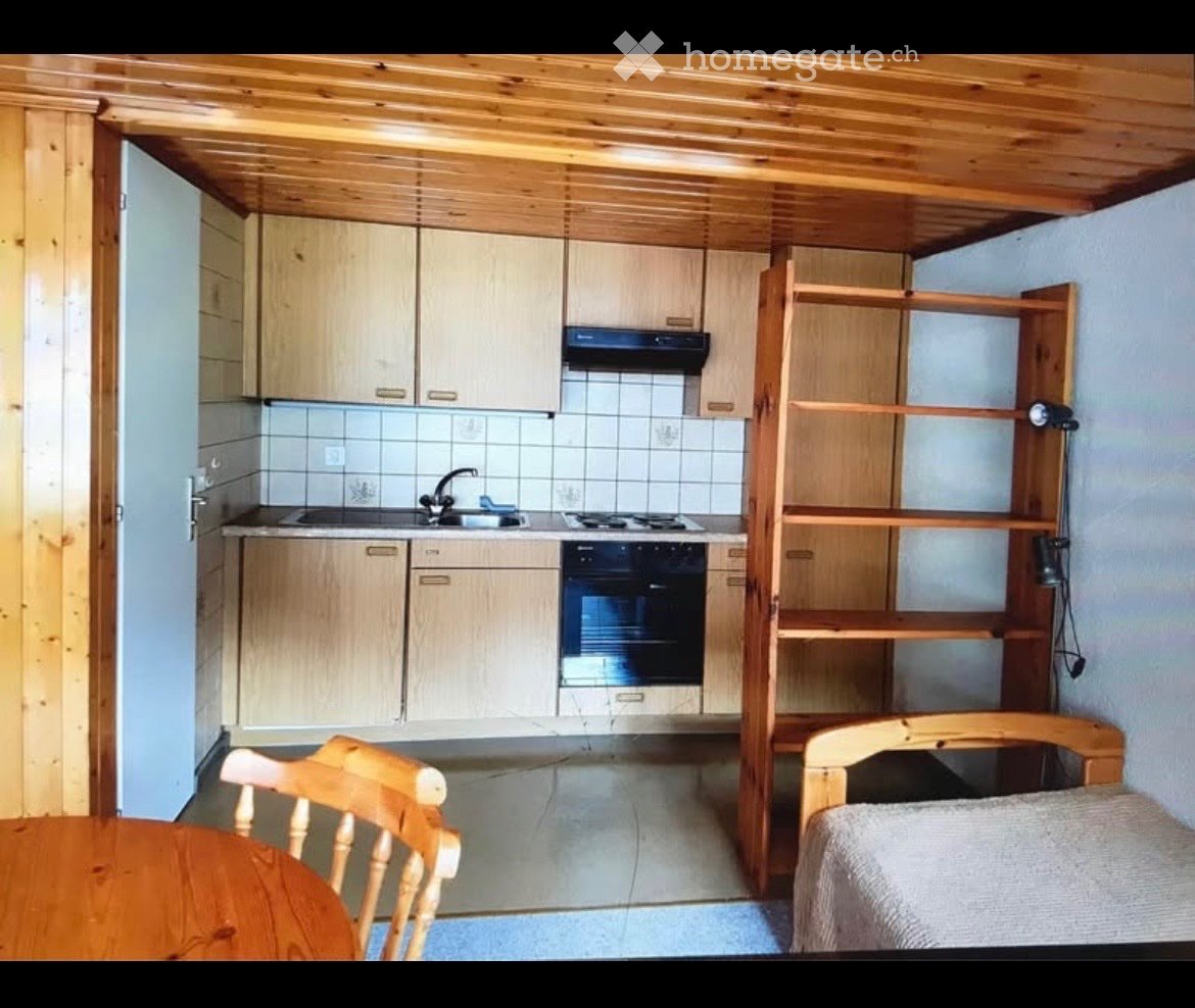 Studio arredato in affitto a Meiringen!
Indirizzo: Eisenbolgenstrasse 43, 3860 Meiringen
Disponibile dal 2 febbraio 2027 o su accordo
Questo studio arredato al piano terra si trova in una posizione centrale e tuttavia tranquilla a Meiringen.
Il centro del villaggio così come le possibilità di ac
